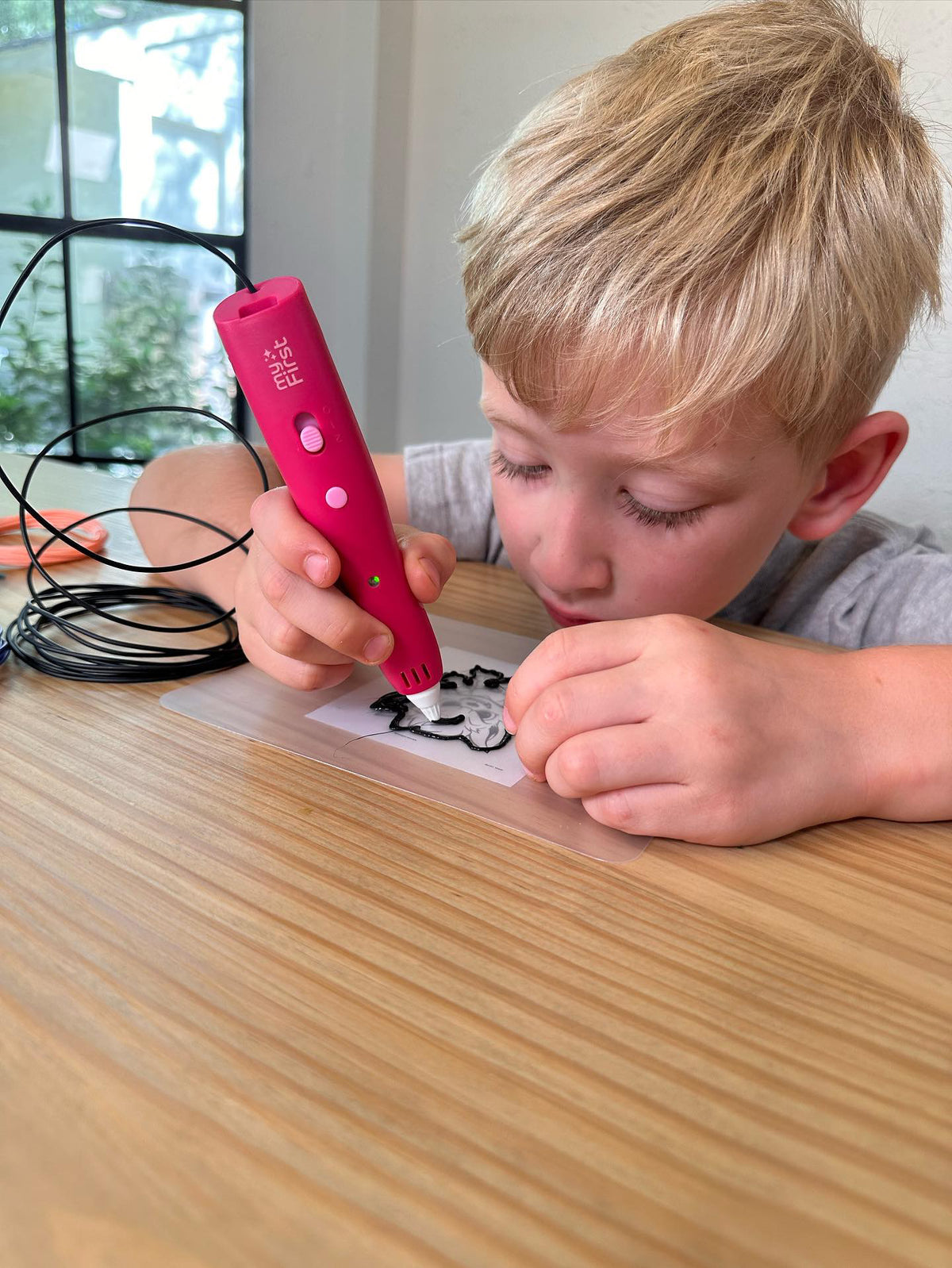 Niño utilizando un lápiz 3D